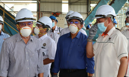 MINISTER'S VISIT: ANIMAL FEED PROJECTS